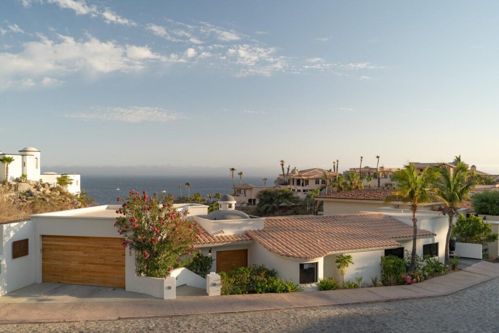 Los Cabos Monte Real esta encantadora casa esta ubicada en la Colonia Monte real, comunidad familiar y tranquila , esta totalmente bardeada con un patio muy amplio y un diseño en el patio frontal muy familiar cerrado. tambien cuenta con una construcción extra como oficina con su baño independiente en la parte trasera de la propiedad,como extra tiene doble accesos de entrada hacia la propiedad. – 11 Camino Del Pacífico, Cabo San Lucas, BS