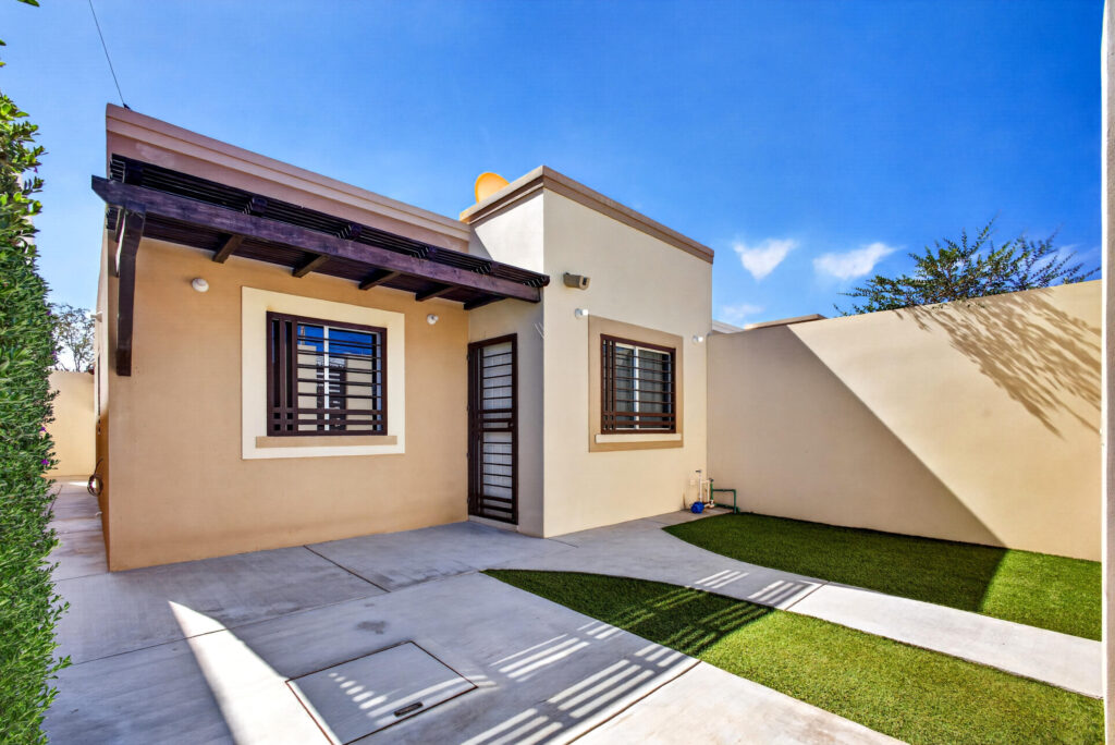 Los Cabos Vista Vela Sunset This property features 4 bedrooms and 4.5 bathrooms, an open-concept living and dining area, and a well-distributed kitchen. The design integrates indoor and outdoor living with a private garden, terrace, and a large private rooftop, perfect to create a lounge, BBQ area, or entertainment space.Additional features include covered parking and generous outdoor areas that enhance the lifestyle experience.Amenities:6 swimming poolsFully equipped fitness centerClubhousePadel and pickleball courtsLandscaped gardens and green areasPutting green24/7 gated securityControlled accessIdeal as a primary residence or investment property in Cabo San Lucas. – 2609M15L43 Azucena, Cabo San Lucas, BS
