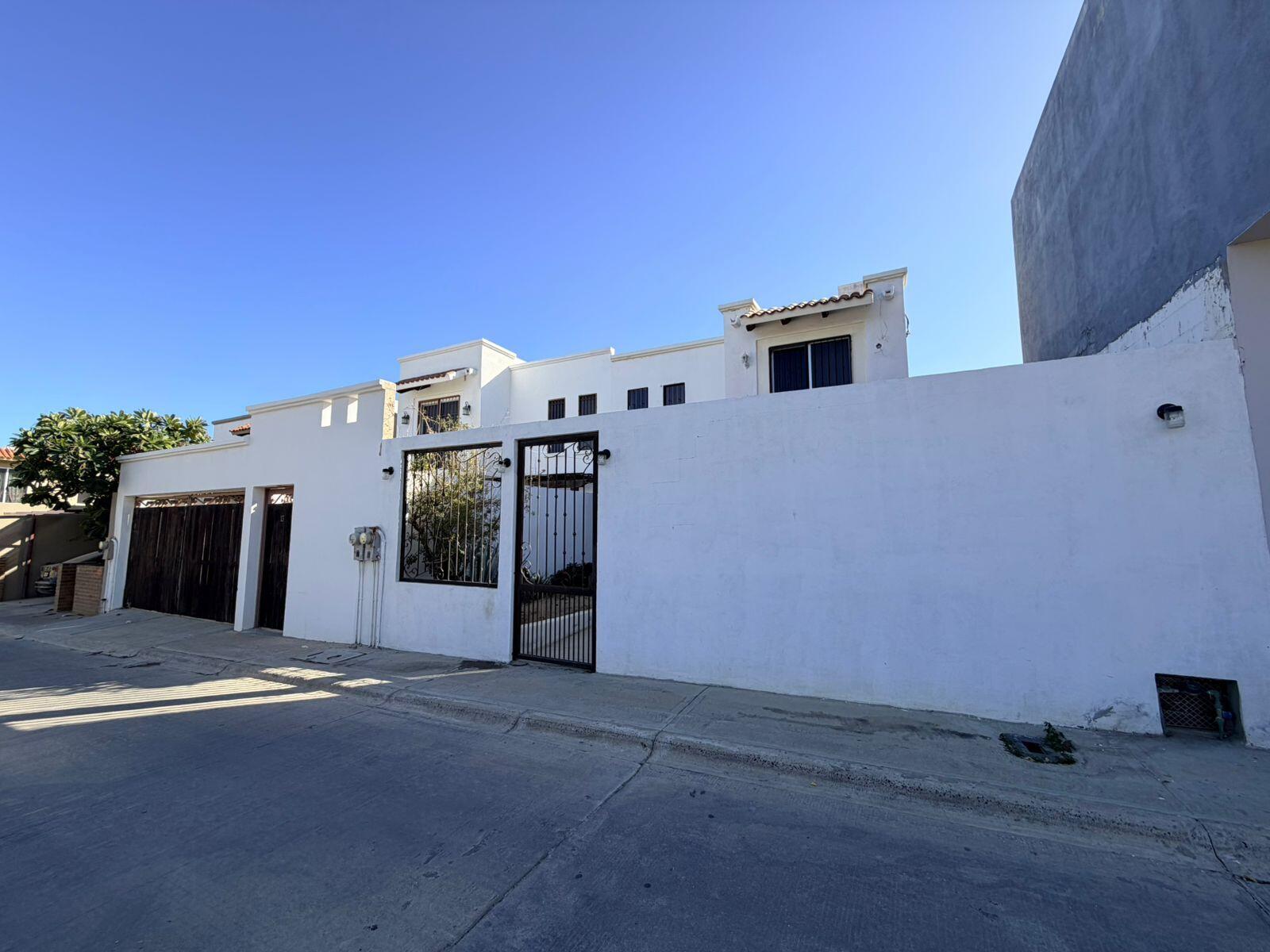 Los Cabos Monte Real esta encantadora casa esta ubicada en la Colonia Monte real, comunidad familiar y tranquila , esta totalmente bardeada con un patio muy amplio y un diseño en el patio frontal muy familiar cerrado. tambien cuenta con una construcción extra como oficina con su baño independiente en la parte trasera de la propiedad,como extra tiene doble accesos de entrada hacia la propiedad. for sale