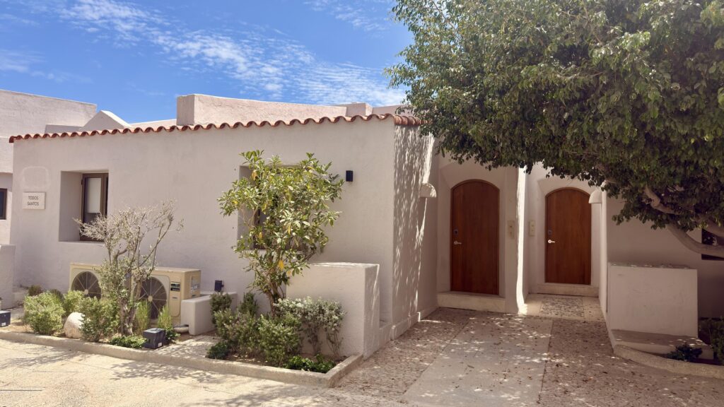 Los Cabos Vista Vela Sunset This property features 4 bedrooms and 4.5 bathrooms, an open-concept living and dining area, and a well-distributed kitchen. The design integrates indoor and outdoor living with a private garden, terrace, and a large private rooftop, perfect to create a lounge, BBQ area, or entertainment space.Additional features include covered parking and generous outdoor areas that enhance the lifestyle experience.Amenities:6 swimming poolsFully equipped fitness centerClubhousePadel and pickleball courtsLandscaped gardens and green areasPutting green24/7 gated securityControlled accessIdeal as a primary residence or investment property in Cabo San Lucas. – 3400 P. Finsterra, San Jose del Cabo, BS