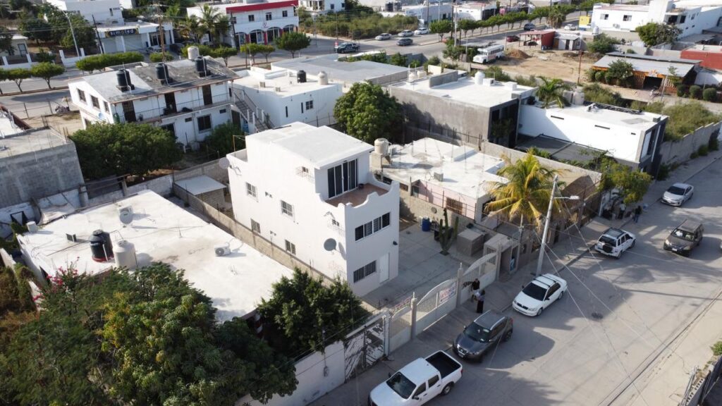 Los Cabos Monte Real esta encantadora casa esta ubicada en la Colonia Monte real, comunidad familiar y tranquila , esta totalmente bardeada con un patio muy amplio y un diseño en el patio frontal muy familiar cerrado. tambien cuenta con una construcción extra como oficina con su baño independiente en la parte trasera de la propiedad,como extra tiene doble accesos de entrada hacia la propiedad. – 4320 C. Luis Castro Arballo, San Jose del Cabo, BS
