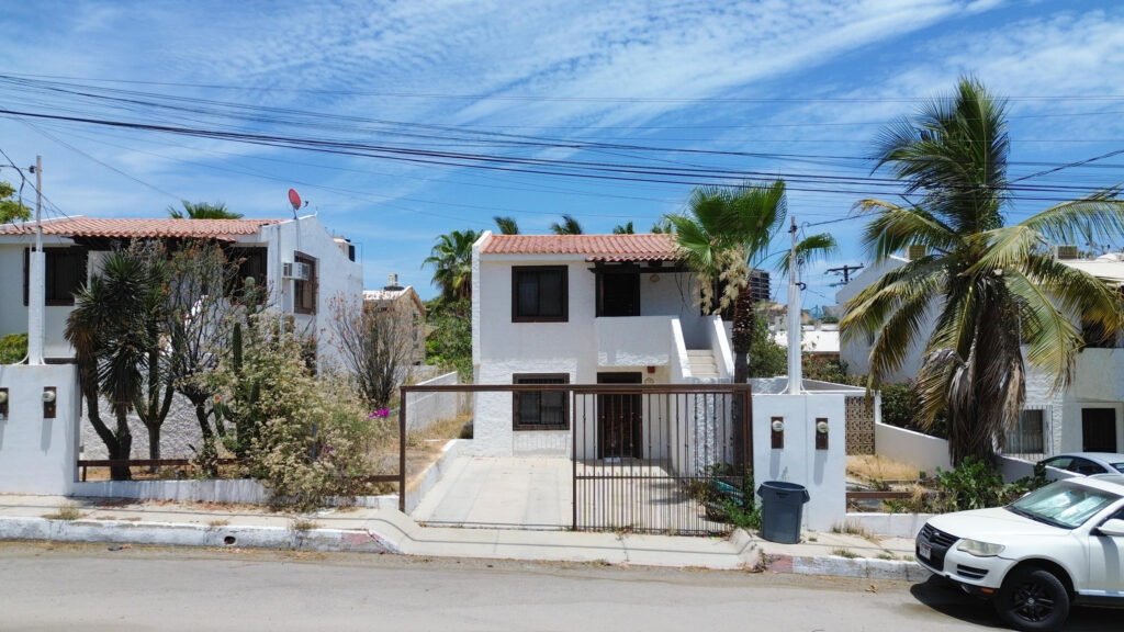 Los Cabos La Cima This House perfectly located in El Tezal Cabo San Lucas offer less than 5 minutes drive to El medano beach, costco, Soriana super market(24hrs) school, hospital walmart and many restaurants, with also ocean – 5 C. P.º De Malvarrosa, San Jose del Cabo, BS
