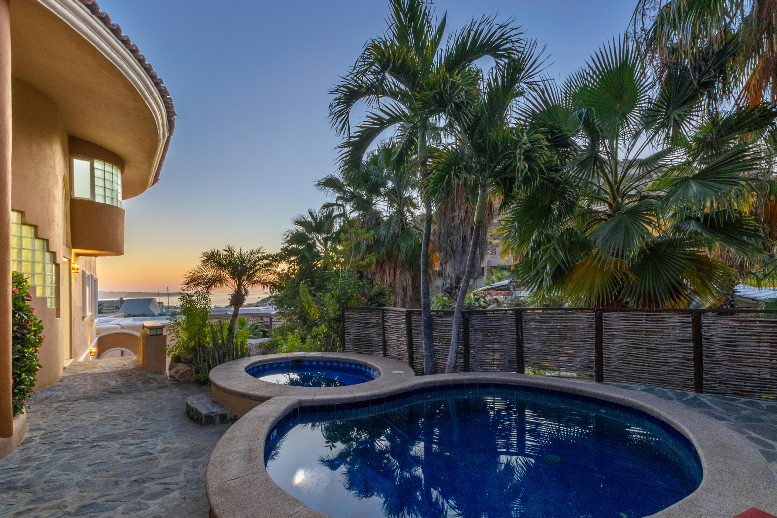 Los Cabos Pedregal Csl Welcome to your cozy piece of paradise in the heart of Pedregal! This lovely 4-bedroom, 3-bathroom home is full of classic Mexican charm. Beautifully maintained, the house has a warm, cheerful energy that makes you feel right at home the moment you walk through the door.Enjoy relaxing afternoons and stunning Marina for sale
