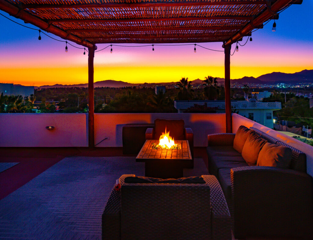 Los Cabos Vista Vela Sunset This property features 4 bedrooms and 4.5 bathrooms, an open-concept living and dining area, and a well-distributed kitchen. The design integrates indoor and outdoor living with a private garden, terrace, and a large private rooftop, perfect to create a lounge, BBQ area, or entertainment space.Additional features include covered parking and generous outdoor areas that enhance the lifestyle experience.Amenities:6 swimming poolsFully equipped fitness centerClubhousePadel and pickleball courtsLandscaped gardens and green areasPutting green24/7 gated securityControlled accessIdeal as a primary residence or investment property in Cabo San Lucas. – Calle Marlin, San Jose del Cabo, BS
