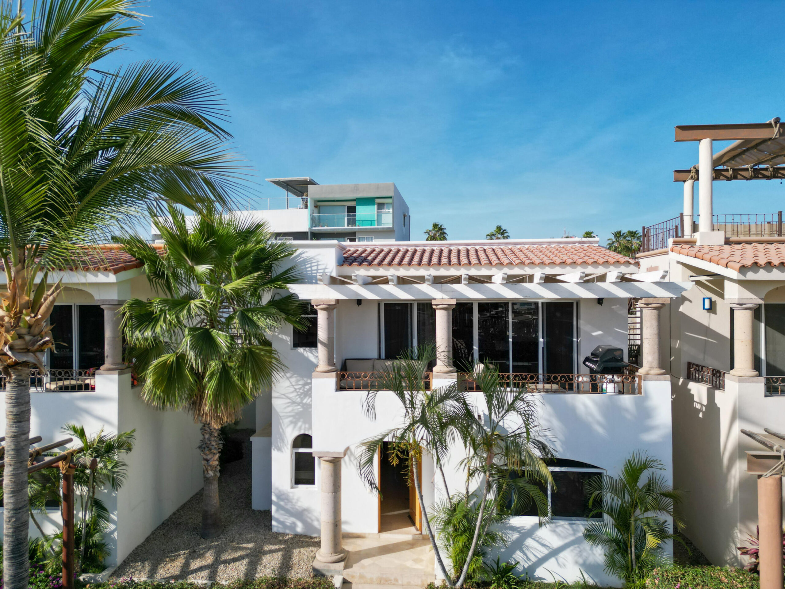 Los Cabos Monte Real esta encantadora casa esta ubicada en la Colonia Monte real, comunidad familiar y tranquila , esta totalmente bardeada con un patio muy amplio y un diseño en el patio frontal muy familiar cerrado. tambien cuenta con una construcción extra como oficina con su baño independiente en la parte trasera de la propiedad,como extra tiene doble accesos de entrada hacia la propiedad. for sale