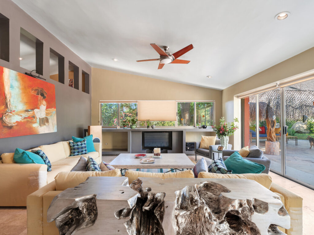 Los Cabos Monte Real esta encantadora casa esta ubicada en la Colonia Monte real, comunidad familiar y tranquila , esta totalmente bardeada con un patio muy amplio y un diseño en el patio frontal muy familiar cerrado. tambien cuenta con una construcción extra como oficina con su baño independiente en la parte trasera de la propiedad,como extra tiene doble accesos de entrada hacia la propiedad. – Casa Oasis Verde, Cabo Corridor, Cabo Corridor, BS