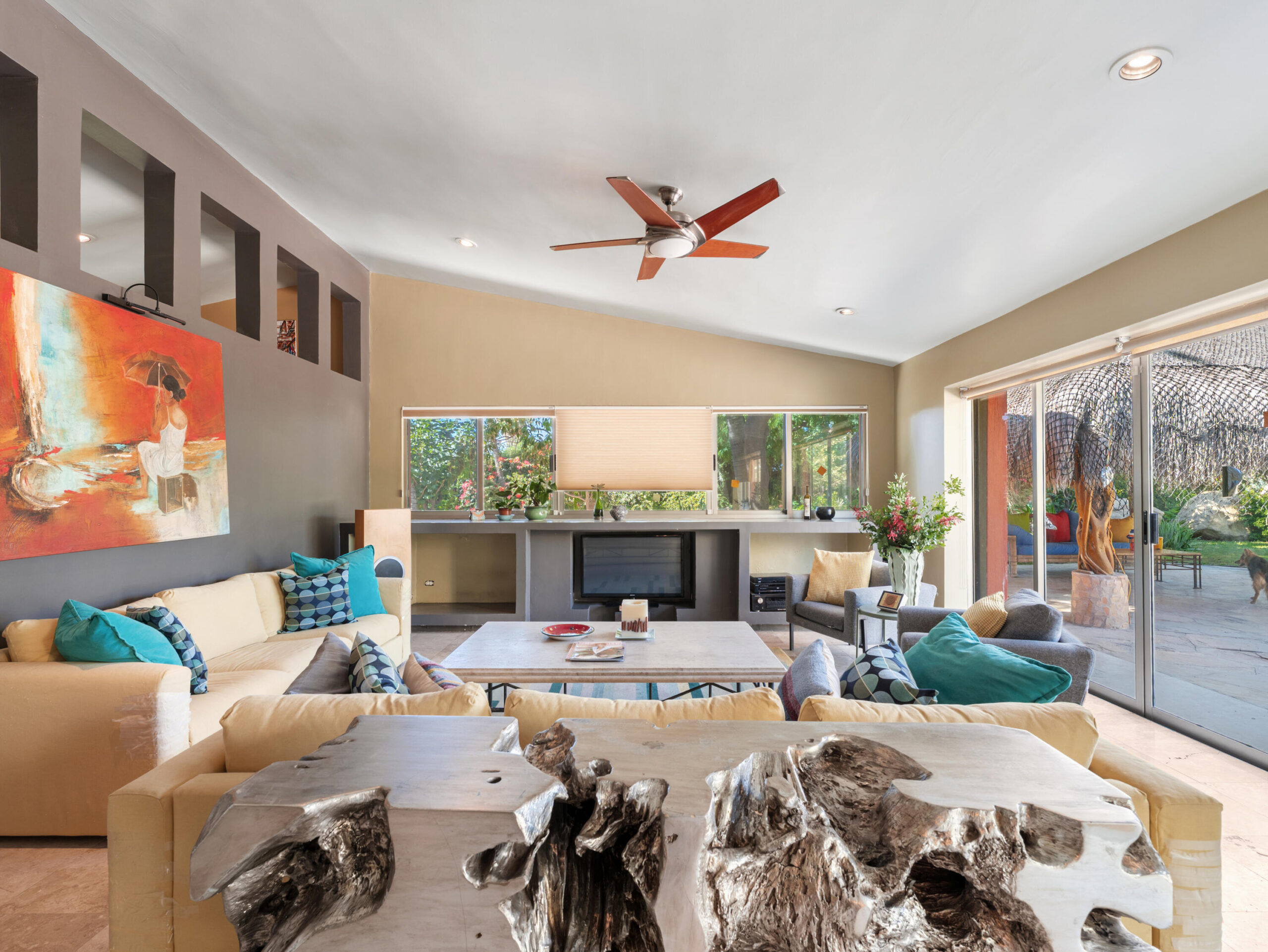 Los Cabos Monte Real esta encantadora casa esta ubicada en la Colonia Monte real, comunidad familiar y tranquila , esta totalmente bardeada con un patio muy amplio y un diseño en el patio frontal muy familiar cerrado. tambien cuenta con una construcción extra como oficina con su baño independiente en la parte trasera de la propiedad,como extra tiene doble accesos de entrada hacia la propiedad. for sale