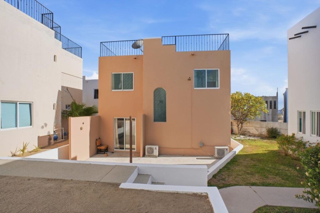 Los Cabos La Cima Modern home for sale in El Tezal, Cabo San Lucas, featuring 3 bedrooms, 2 bathrooms, and 114 m² of construction. This bright, open-concept property offers marble floors, a functional kitchen, and comfortable living spaces. Enjoy beautiful – LA CIMA, Cabo Corridor, Cabo Corridor, BS