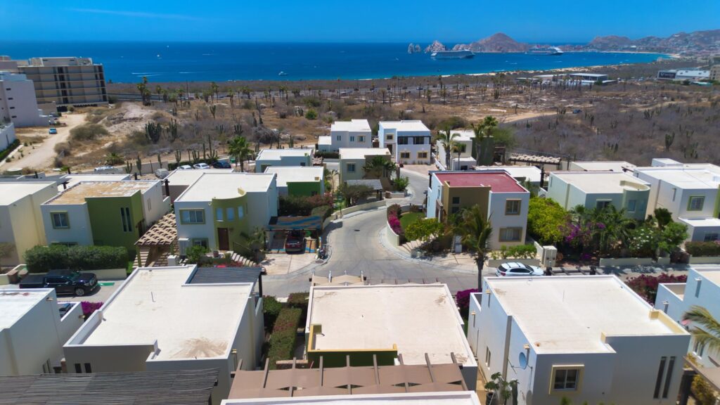 Los Cabos Monte Real esta encantadora casa esta ubicada en la Colonia Monte real, comunidad familiar y tranquila , esta totalmente bardeada con un patio muy amplio y un diseño en el patio frontal muy familiar cerrado. tambien cuenta con una construcción extra como oficina con su baño independiente en la parte trasera de la propiedad,como extra tiene doble accesos de entrada hacia la propiedad. – Punta Arena F-4, Cabo Corridor, BS