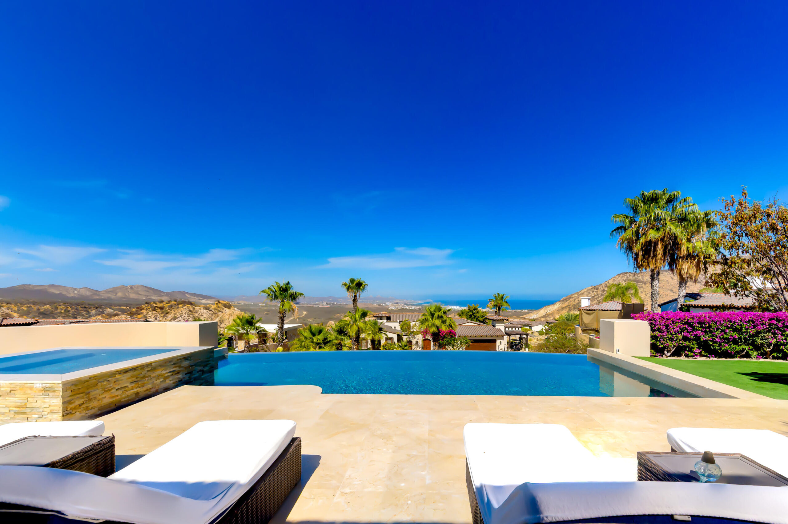 Los Cabos Monte Real esta encantadora casa esta ubicada en la Colonia Monte real, comunidad familiar y tranquila , esta totalmente bardeada con un patio muy amplio y un diseño en el patio frontal muy familiar cerrado. tambien cuenta con una construcción extra como oficina con su baño independiente en la parte trasera de la propiedad,como extra tiene doble accesos de entrada hacia la propiedad. for sale