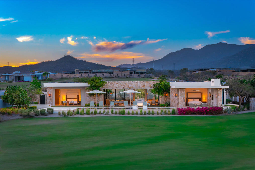 Los Cabos Vista Vela Sunset This property features 4 bedrooms and 4.5 bathrooms, an open-concept living and dining area, and a well-distributed kitchen. The design integrates indoor and outdoor living with a private garden, terrace, and a large private rooftop, perfect to create a lounge, BBQ area, or entertainment space.Additional features include covered parking and generous outdoor areas that enhance the lifestyle experience.Amenities:6 swimming poolsFully equipped fitness centerClubhousePadel and pickleball courtsLandscaped gardens and green areasPutting green24/7 gated securityControlled accessIdeal as a primary residence or investment property in Cabo San Lucas. – Querencia, San Jose Corridor, BS