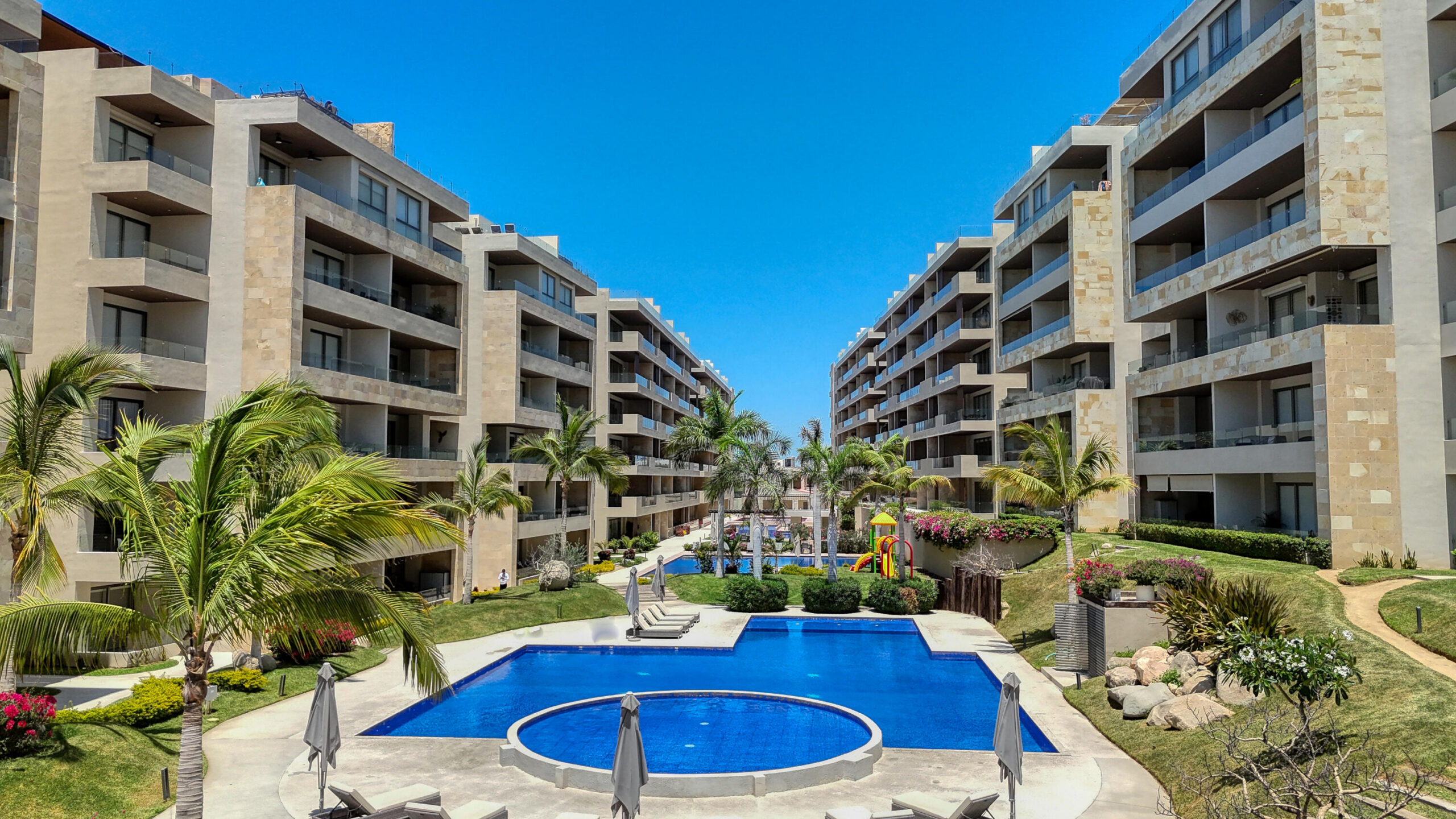 Los Cabos Cabo Costa POOL INCLUDED! This stunning 2-bedroom condo with huge deck is located on the first level in the Balandra Tower of Cabo Costa . Cabo Costa is the newest community that blends its arquitectural designs with nature. This unit has been meticulously designed and comprises two end-suite bedrooms. The property interior is designed in neutral tones to create a modern, welcoming and luxurious home yet retaining its original features. Amenities such as a Club House, Infinity pool, Gym, sundeck, Kids area, Jacuzzi, Wetbar, Snackbar & Massage area. – Vista Vela ph. 3 penthouse, Cabo Corridor, Cabo Corridor, BS