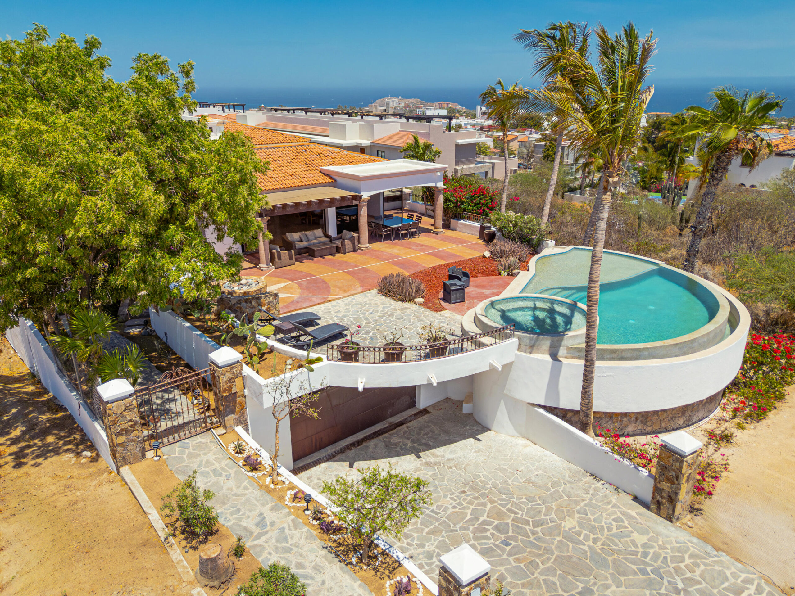 Los Cabos Cresta Del Mar Casa Arco de Cabo, a recently remodeled Californian style home that feels open, clear, and calm.Natural light fills the interiors and highlights a layout made for easy living.The open kitchen, living area, and patio create a setting that invites connection and quiet moments.From the pool and jacuzzi, you enjoy a peaceful Cabo's Arch for sale