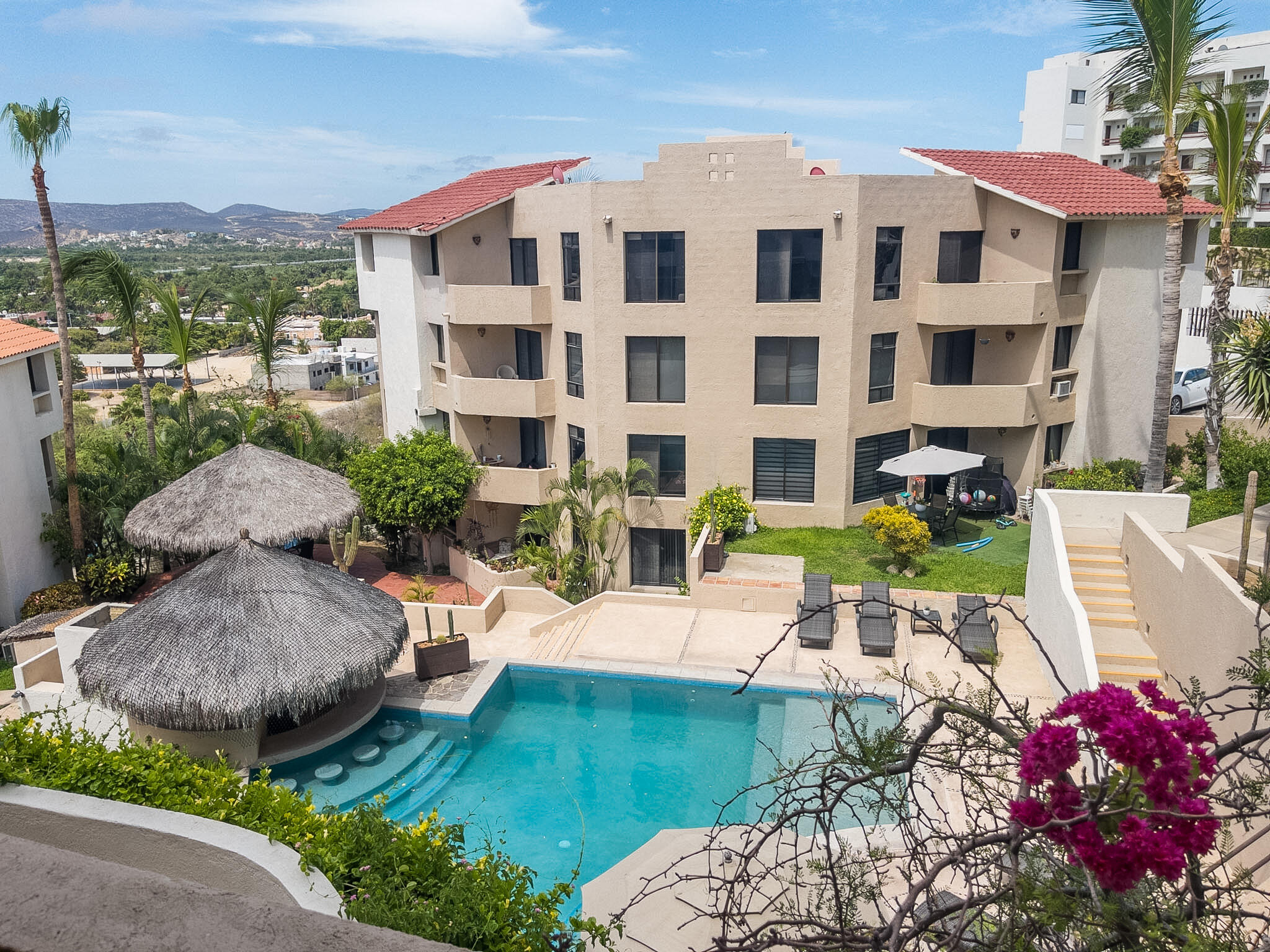 Los Cabos Hacienda Los Cabos Welcome to Condo H-4 at Hacienda Los Cabos, a beautifully located 2-bedroom, 2-bathroom residence in the heart of San José del Cabo. Perched on a hillside, this third-floor condo offers beautiful – Calle M. Angel Herrera, Cabo San Lucas, BS
