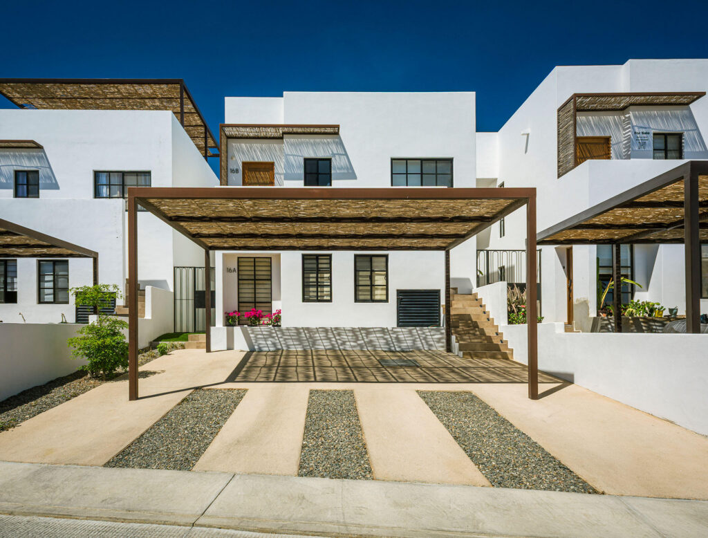 Los Cabos Rivieri Embrace the best of Cabo in this modern 2-bedroom duplex located in the premier neighborhood of El Tezal. This property stands out with its exceptional common areas, giving you access to two beautiful pools, a gym, a pickleball court, a common room, and collaborative workspaces. It is a highly pet-friendly environment with a dedicated pet area, all protected by 24/7 gated security.Located in Cabo's fastest-growing residential hub, you're just minutes from top schools, shopping, and effortless highway access to both downtown and the corridor. – Rivieri, Cabo Corridor, Cabo Corridor, BS