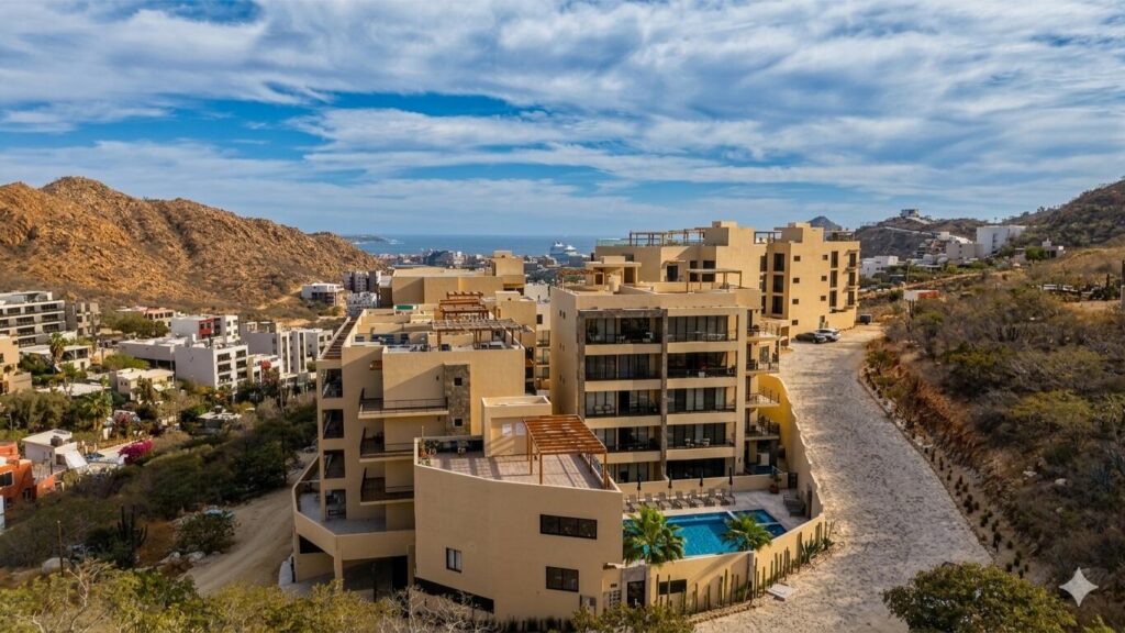 Los Cabos Vista Mare Condo for sale at Vista Mare in Cabo San Lucas, located on the ground floor and ready for delivery. This unit offers 128.03 m² total, distributed in 97.65 m² of interior space and 30.38 m² of terraces, providing comfortable and functional living areas. It features 2 bedrooms, 2 full bathrooms, living room, dining area, equipped kitchen, air conditioning, and a pleasant private patio, ideal for enjoying an exclusive outdoor space. It also includes 1 underground parking space. The development offers amenities such as a gym, 2 swimming pools, jacuzzi, and firepit, perfect for enjoying the Los Cabos lifestyle. An excellent option to live in, vacation, or invest in a high-demand real estate area. – Ventanas PH, Cabo Corridor, Cabo Corridor, BS